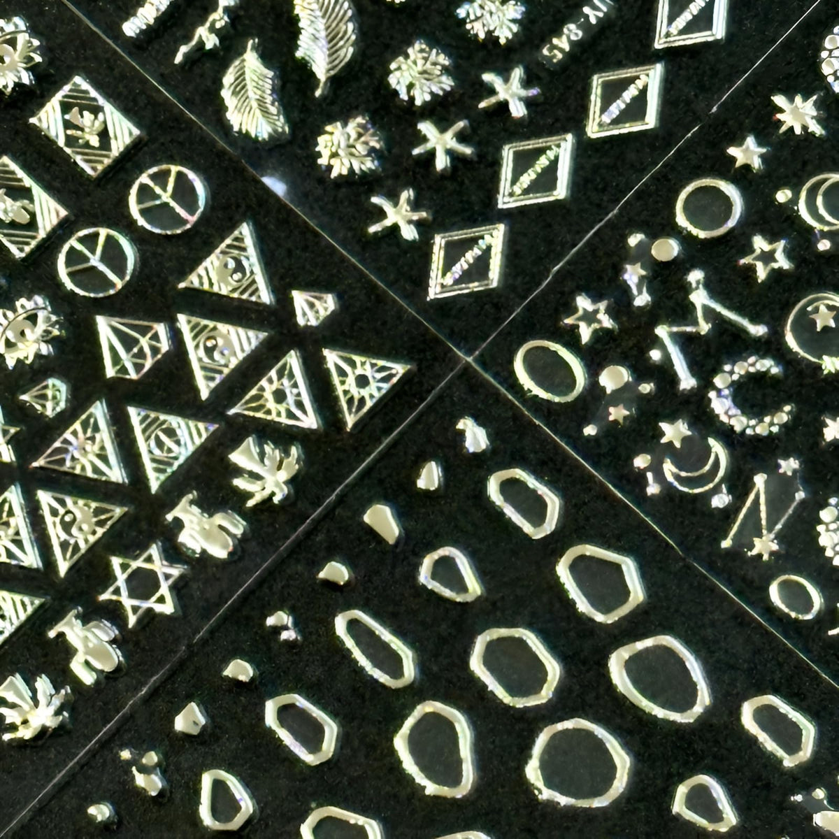 Autocollants d'ongles argentés 3D dans leur emballage