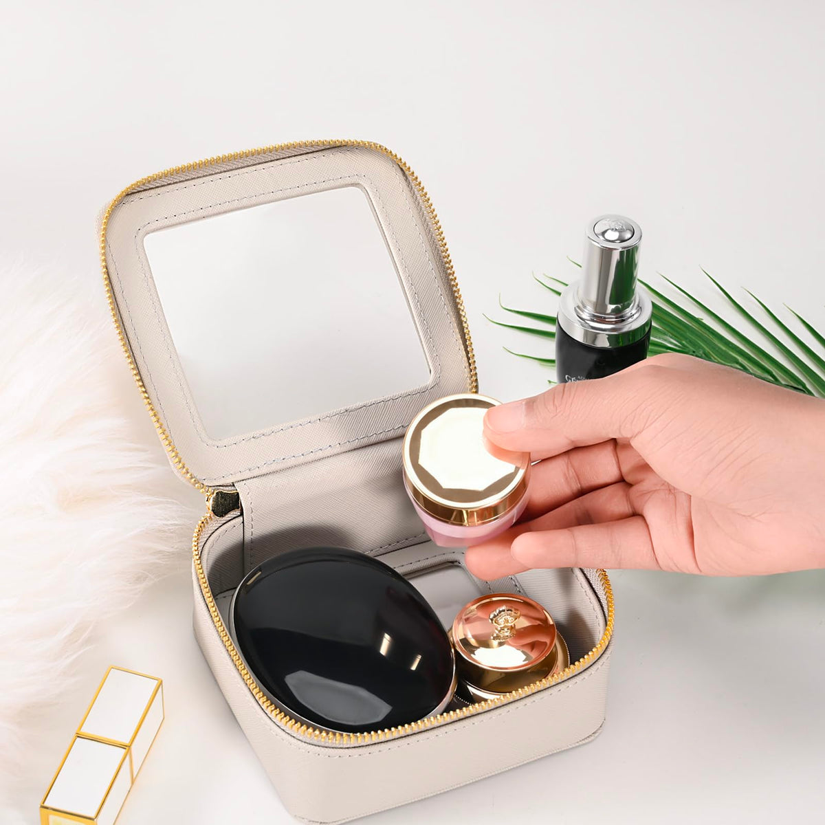 Aveniee trousse de maquillage dans une voiture