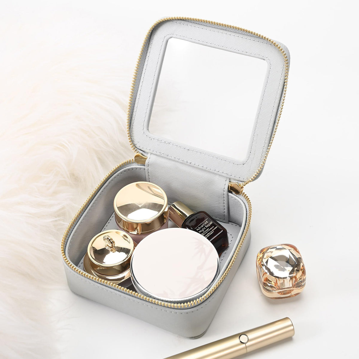 Aveniee trousse de maquillage dans une voiture, placée dans la boîte à gants