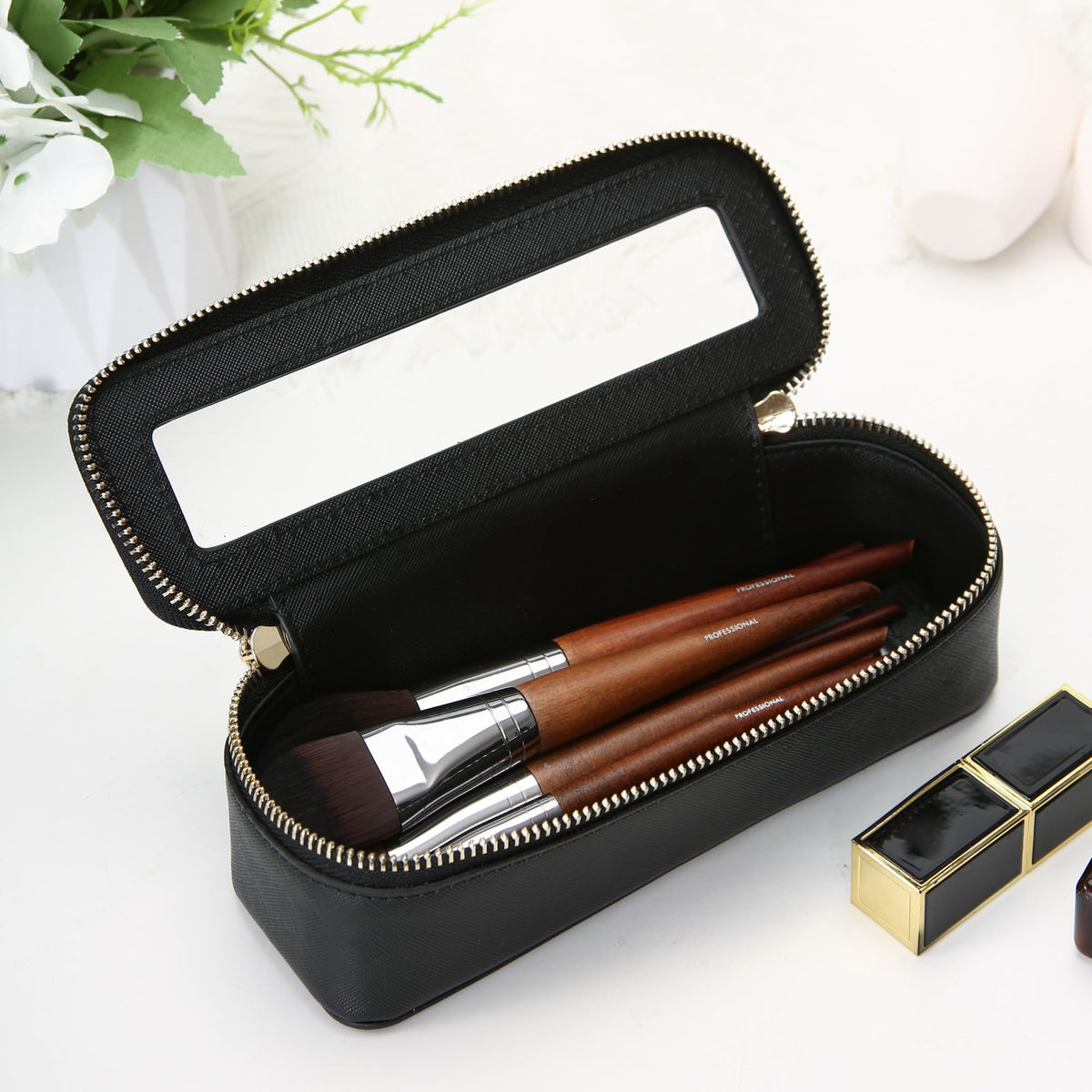 Aveniee trousse ouverte montrant les pinceaux et cosmétiques à l'intérieur