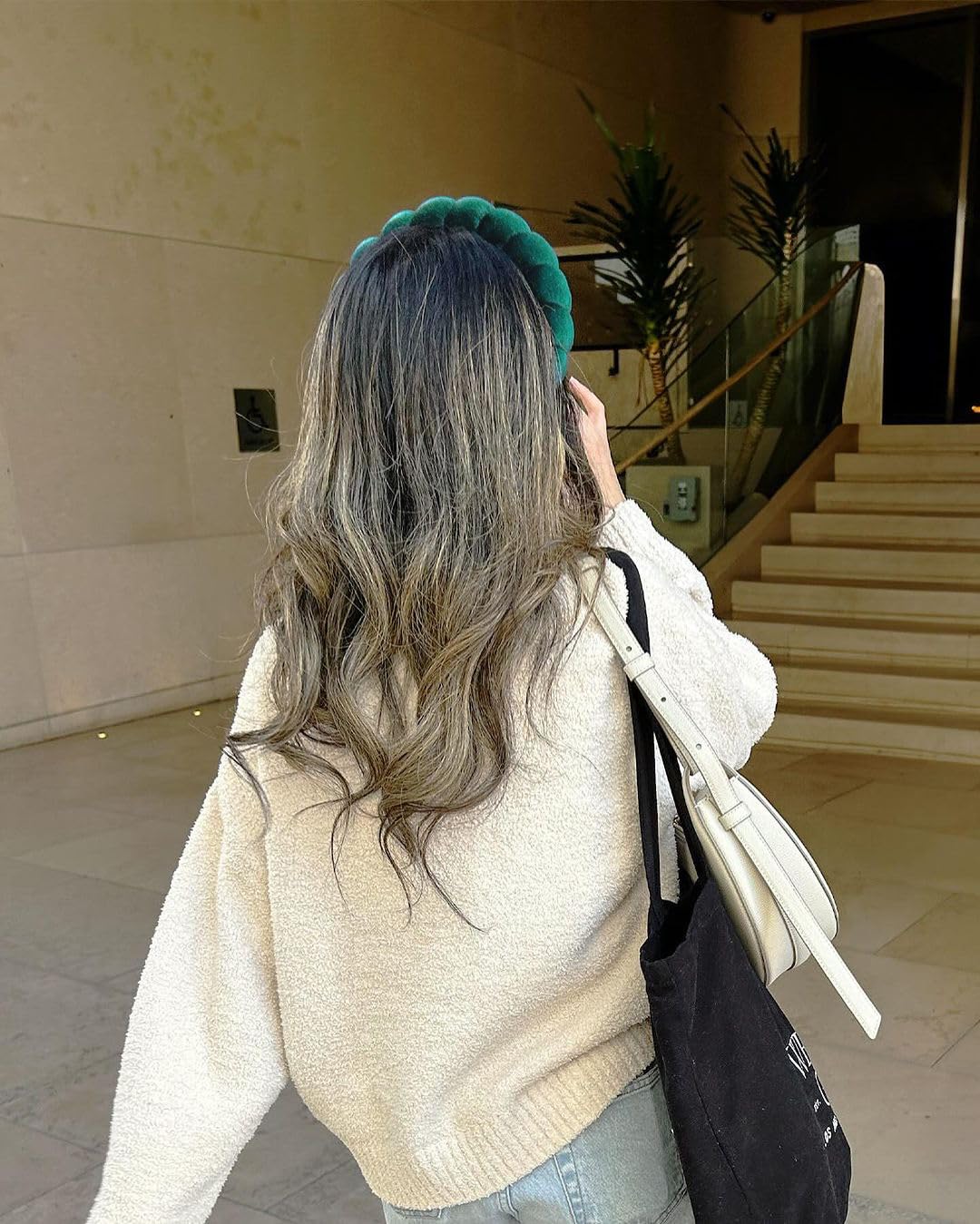 Ayesha bandeau éponge en utilisation pendant le maquillage