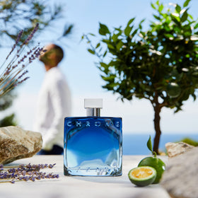 Azzaro Chrome Eau de Parfum 100 ml en usage dans un cadre élégant