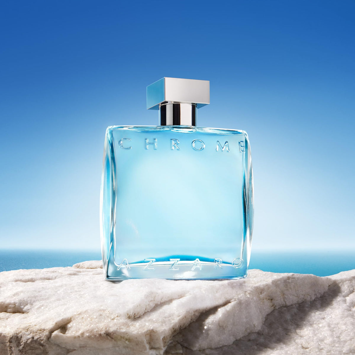 Azzaro Chrome Eau de Toilette sur fond bleu
