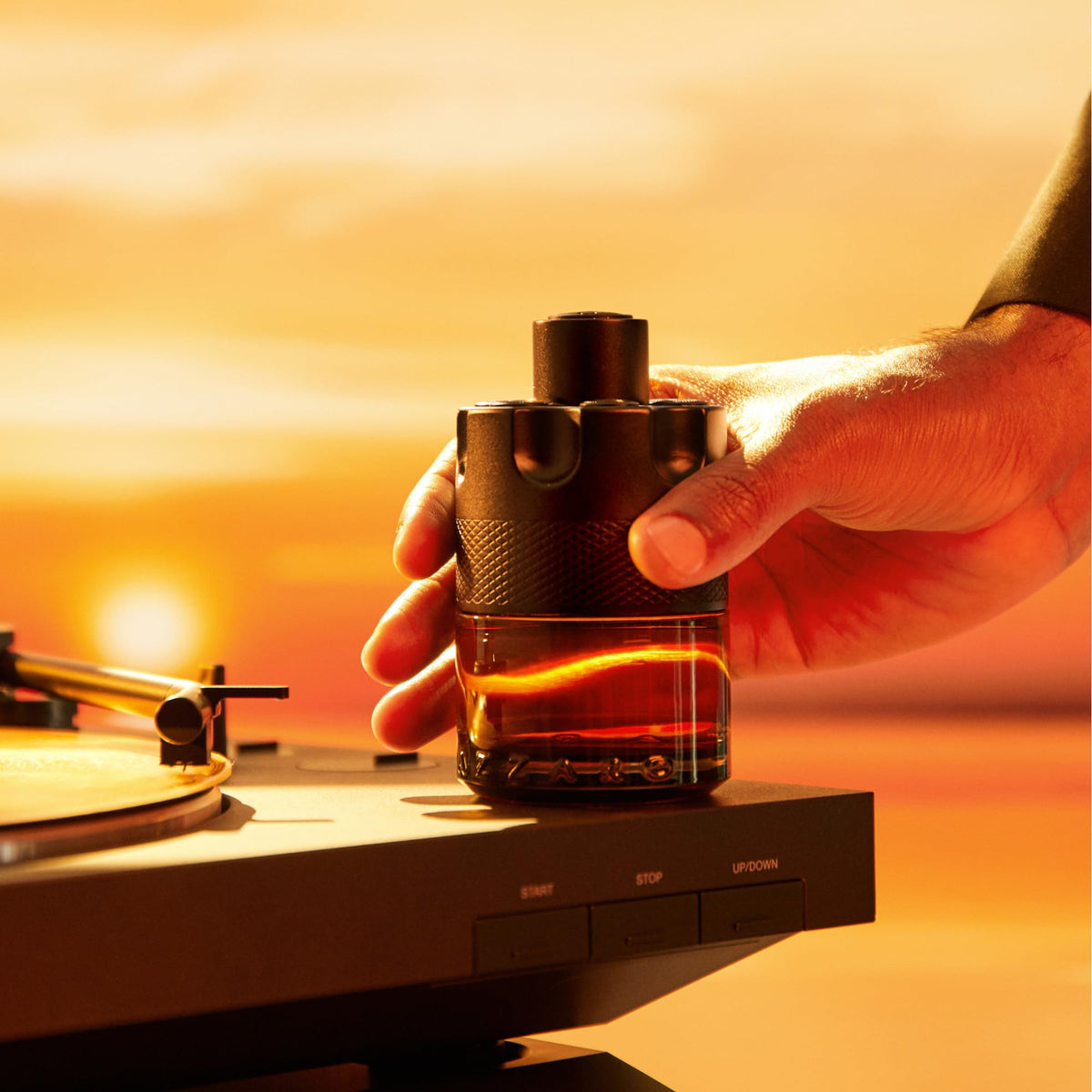 Azzaro The Most Wanted Parfum Intense dans un cadre lifestyle
