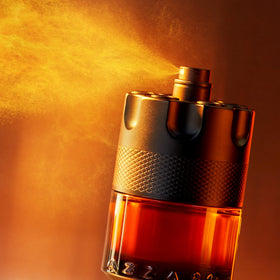 Azzaro The Most Wanted Parfum Intense sur une table