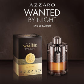 Azzaro Wanted By Night Eau de Parfum sur une table décorée