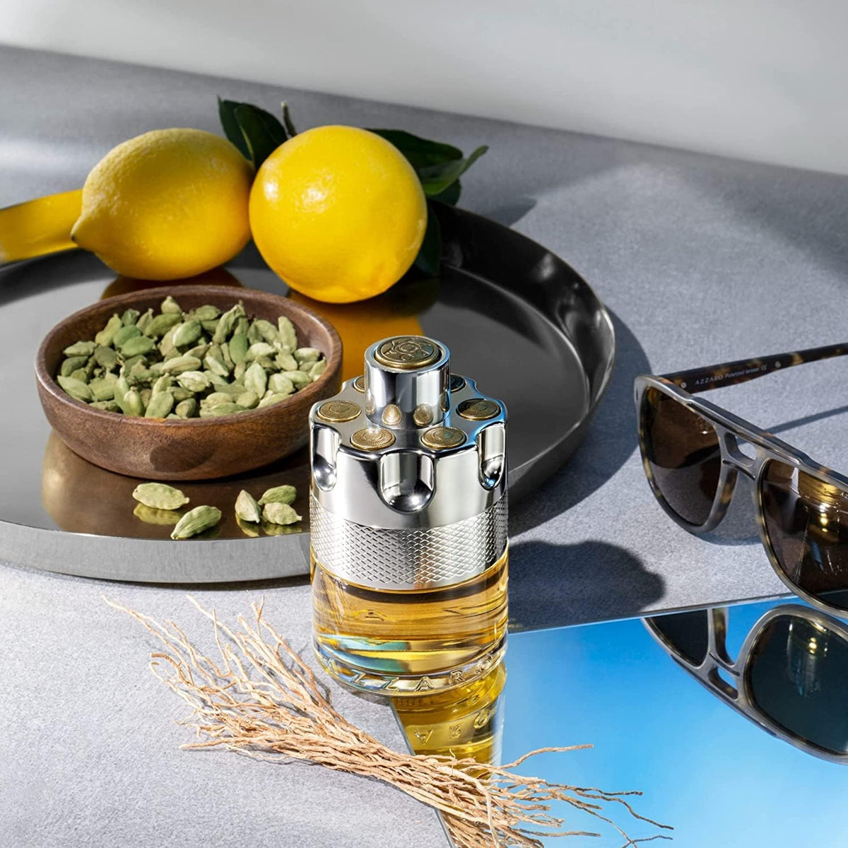 Azzaro Wanted Eau de Toilette 100 ml sur une table de nuit