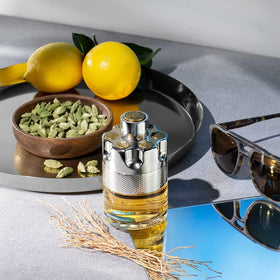 Azzaro Wanted Eau de Toilette 100 ml sur une table de nuit