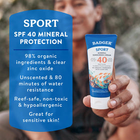 Badger Crème Solaire Minérale SPF 40 tube en utilisation en extérieur