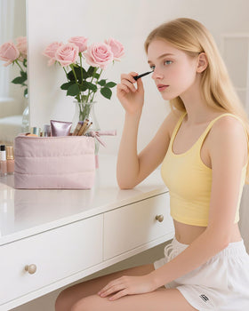 BAGSMART Petite Trousse de Maquillage posée sur une table avec des accessoires