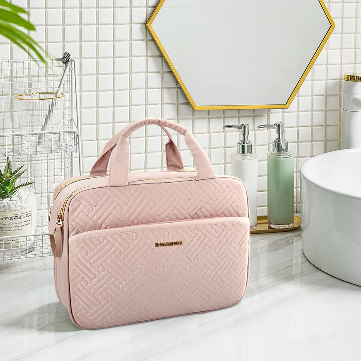 BAGSMART trousse de toilette rose sur une table avec accessoires de voyage