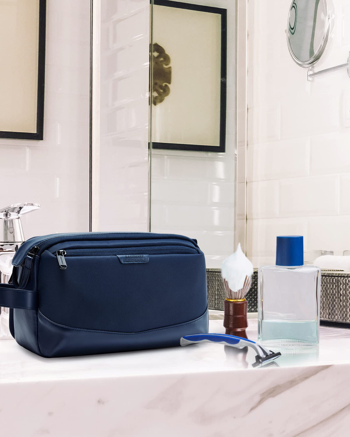 BAGSMART trousse de toilette sur une table avec produits de soin