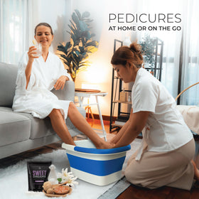 Baignoire pédicure Mantello remplie d'eau avec pieds immergés