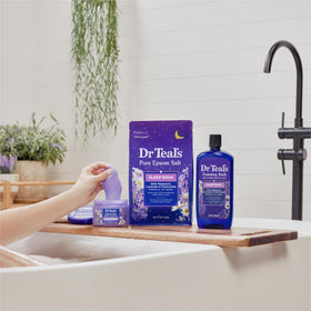Bain moussant Dr Teal's versé sous l'eau chaude