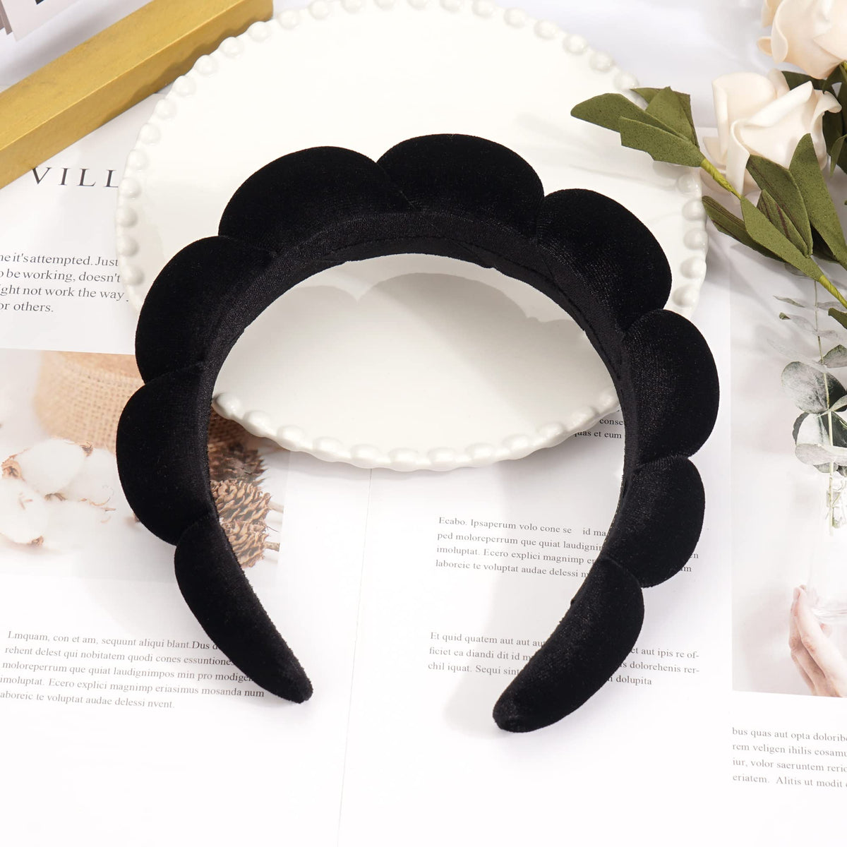 Bandeau Ayesha en éponge sur une table avec des produits de beauté