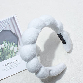 Bandeau de maquillage TYSSELY sur une table de soins
