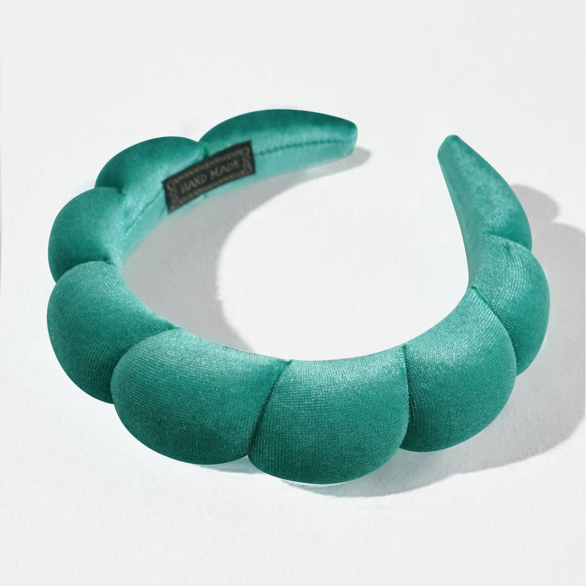 Bandeau éponge Ayesha en velours vert sur un fond neutre