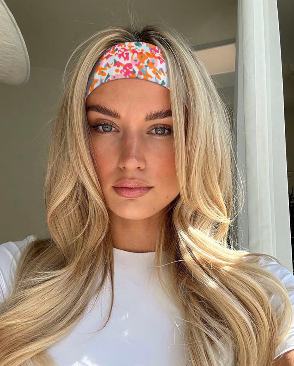 Bandeau TERSE noir avec motif floral sur la tête d'une femme