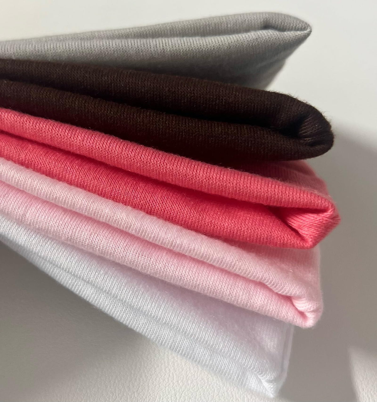 Bandeau TERSE rose placé sur une table