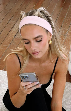 Bandeau TERSE rose vif porté par une femme durant une séance de sport