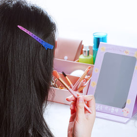 Bantoye clips en métal bleu profond dans une trousse de coiffure