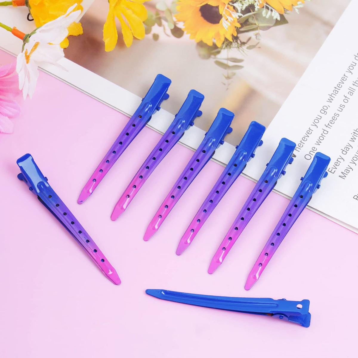 Bantoye clips en métal bleu profond en gros plan