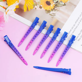 Bantoye clips en métal bleu profond en gros plan