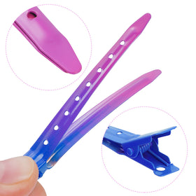 Bantoye clips en métal bleu profond en utilisation pour coiffer