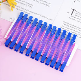 Bantoye clips en métal bleu profond sur un bureau
