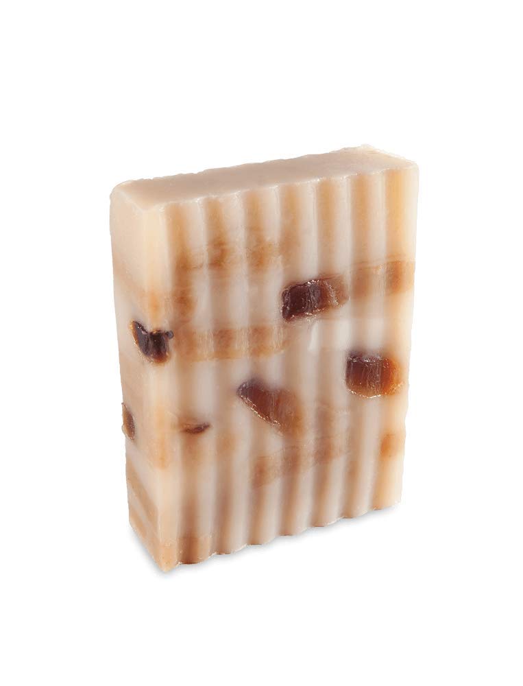 Barre de savon au lait de chèvre Indigo Wild Patchouli sur un support en bois
