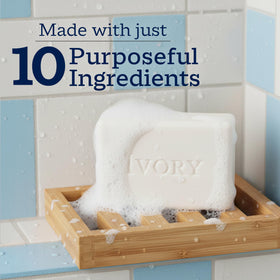 Barre de savon Ivory sur une serviette propre