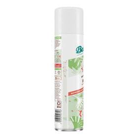 Batiste Shampoo Sec Bare en utilisation sur des cheveux