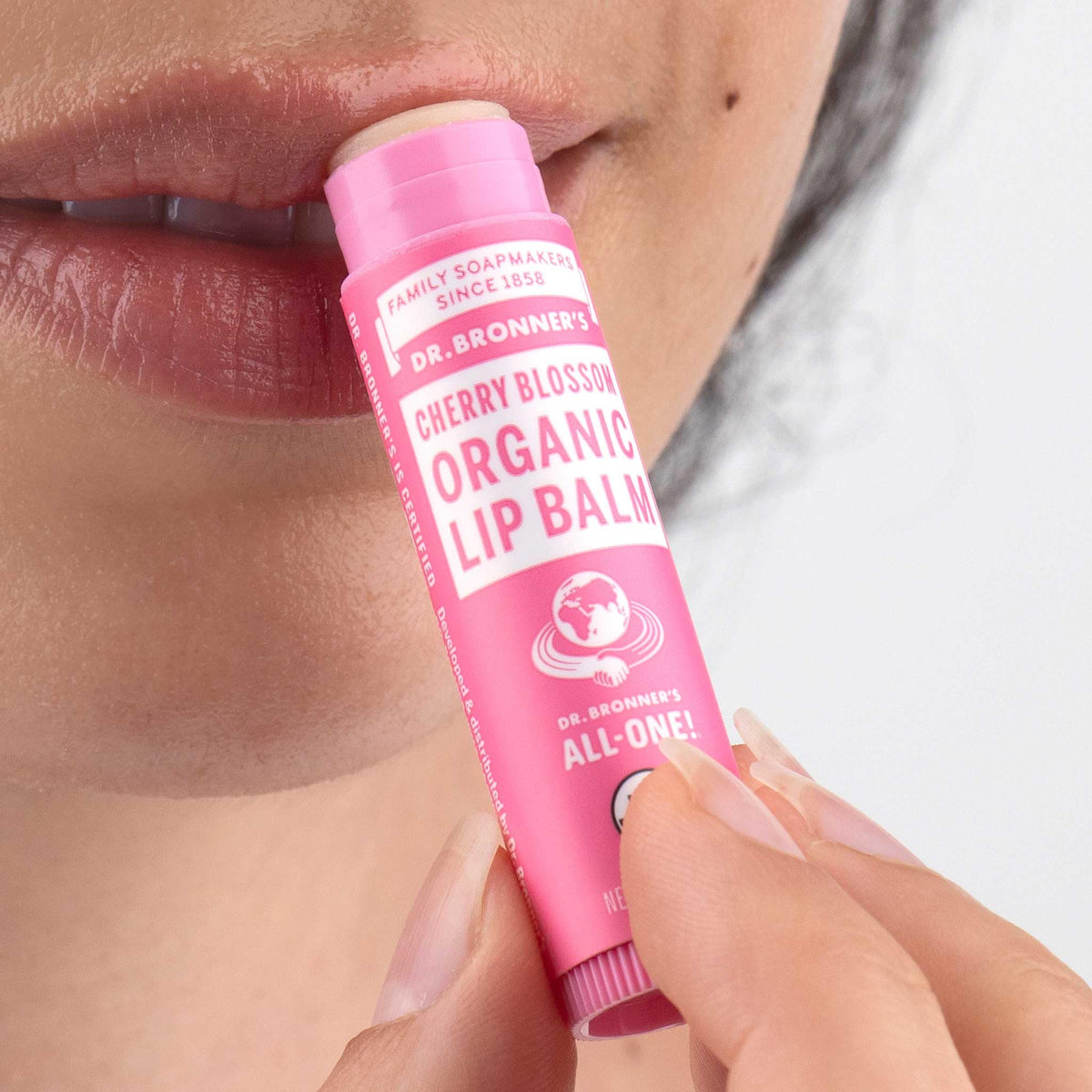 Baume à lèvres Dr. Bronner's en application sur les lèvres