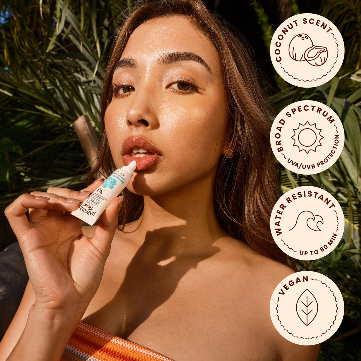 Baume à lèvres Hawaiian Tropic Coco appliqué sur les lèvres