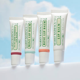 Baume à lèvres Mario Badescu sur une table avec accessoires de beauté
