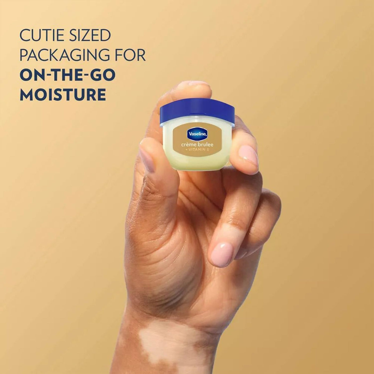 Baume à lèvres Vaseline Crème Brûlée avec texture visible