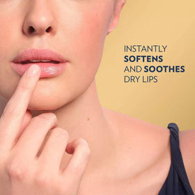 Baume à lèvres Vaseline Crème Brûlée en utilisation