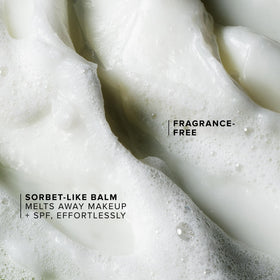 Baume démaquillant Farmacy avec des produits de beauté