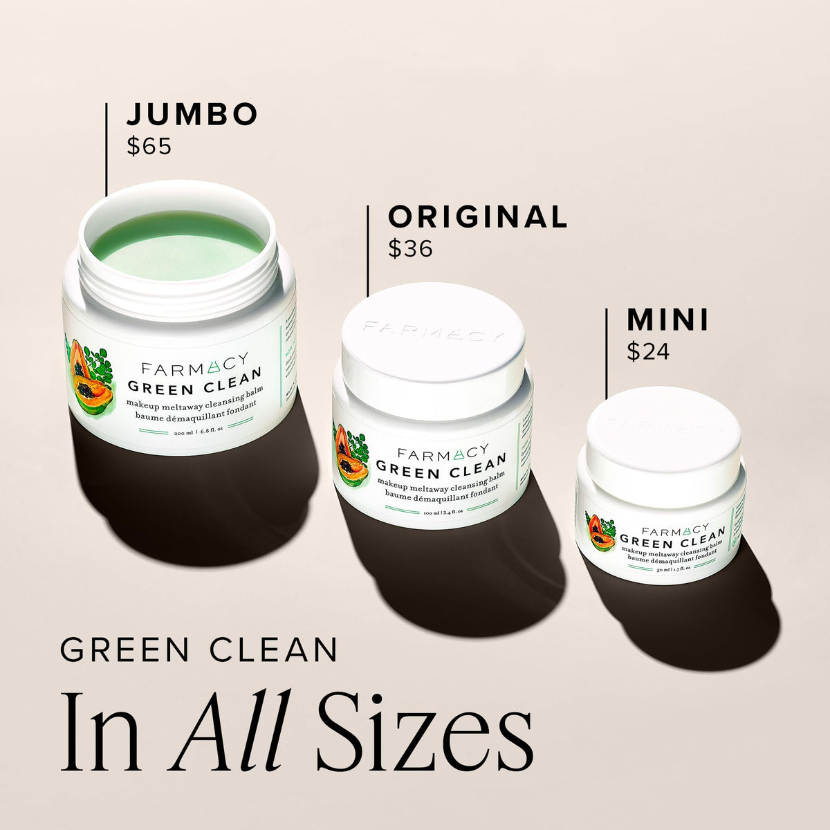 Baume démaquillant Farmacy Green Clean avec une serviette