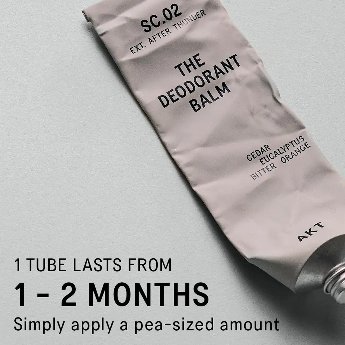 Baume Déodorant AKT SC.02 posé sur un fond naturel avec des éléments de forêt
