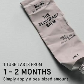 Baume Déodorant AKT SC.02 posé sur un fond naturel avec des éléments de forêt