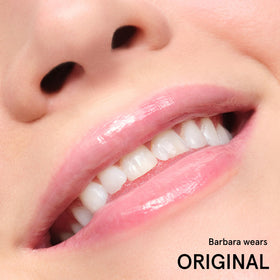 Baume Dotcom Glossier à côté de produits de beauté