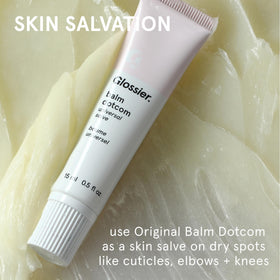 Baume Dotcom Glossier sur une main montrant son application