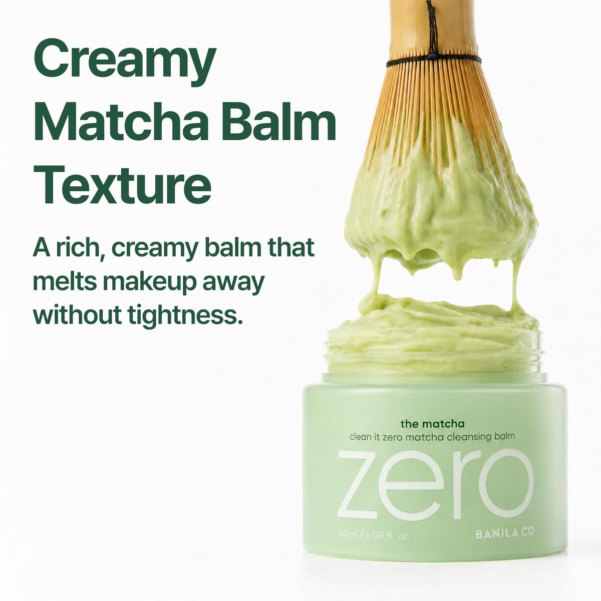Baume nettoyant Matcha à côté d'une tasse de thé matcha