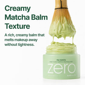 Baume nettoyant Matcha à côté d'une tasse de thé matcha