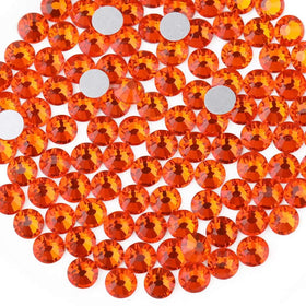 BEADSLAND Cristaux orange SS10 en gros plan sur surface collée