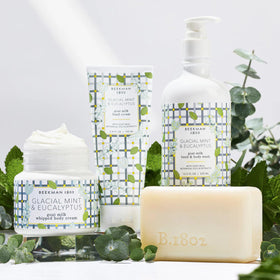 Beekman 1802 Lingettes Visage au Lait de Chèvre Menthe Glaciaire avec ingrédients naturels en arrière-plan