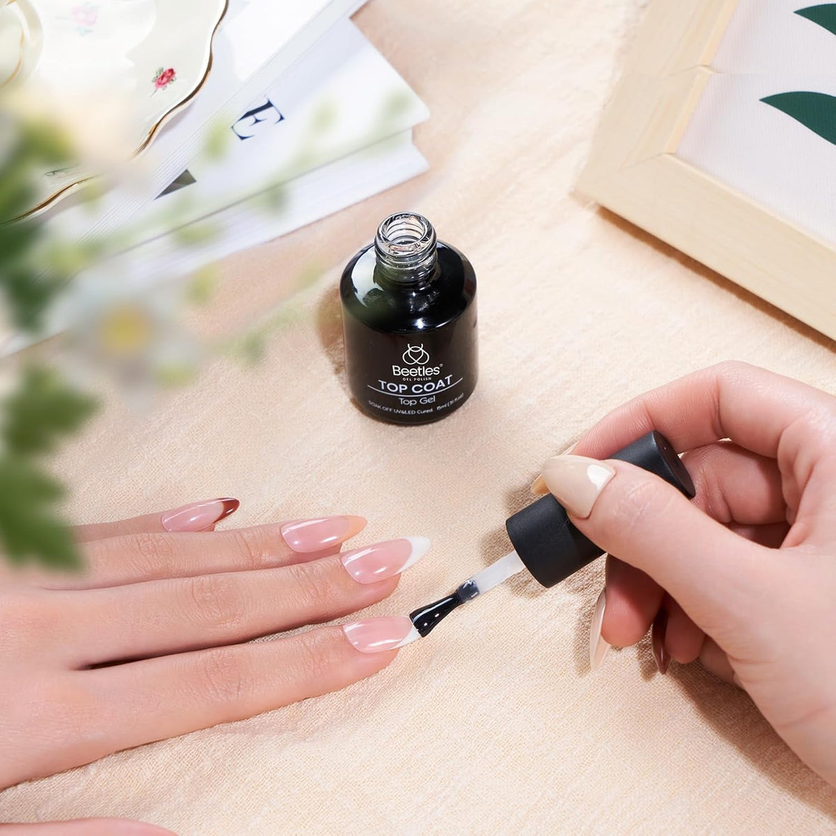 Beetles Gel Polish Top Coat Transparent en contexte de manucure