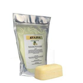 Beurre d'avocat Yajna sur la peau avec une main