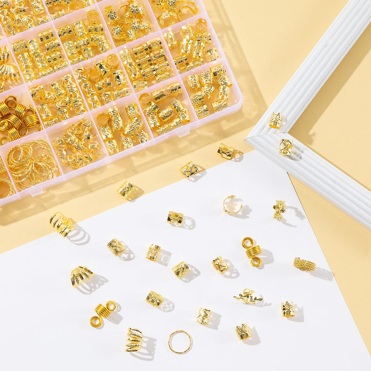 Bijoux capillaires dorés en différentes formes et tailles